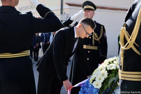 Ob 1. novembru smo se s polaganjem cvetja k osrednjim kamniškim spomenikom poklonili žrtvam vojn (16)